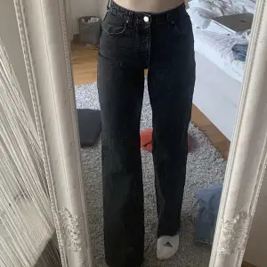Svarta jeans från Zara, som tyvärr blivit lite för små för mig!