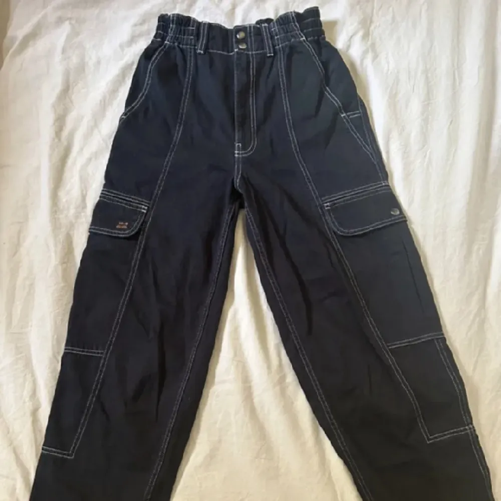 Säljer dessa cargobyxor ifrån Urban Outfitters. Nypris var ca600kr och de är i mycket bra skick☺️. Jeans & Byxor.