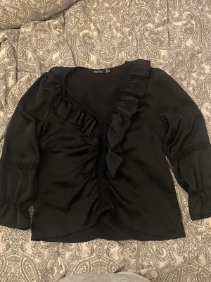 blus - Jätte fin blus från boohoo! Super fint skick och knappast använd!❤️