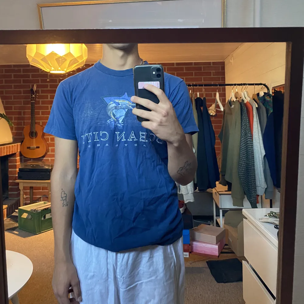 Marinblå Graphic t shirt köpt second hand. Säljer för att den är för liten för mig. Man märker att den har använts; lite sliten i kragen och en aning solblekt. T-shirts.