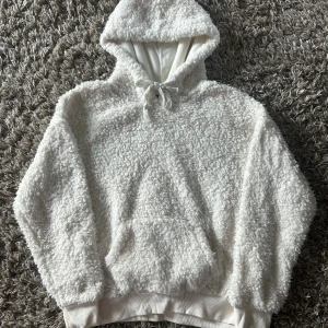 Vit hoodie  - Vit fluffig hoodie. Aldrig använd. 