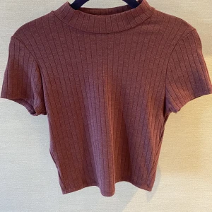 T shirt  - Ribbad T shirt med en längd på 23 cm och midje mått på 29cm, storlek xs-s. Bra skick! 