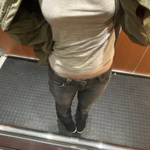 Lågmidjade jeans - Säljer dessa as snygga lågmidjade jeans från vero moda!! Sparsamt andvända, nypris 450kr💓 Tryck INTE på köp nu utan att skriva till mig först, köpare står för frakt💞💞 fler bilder kan fås privat!