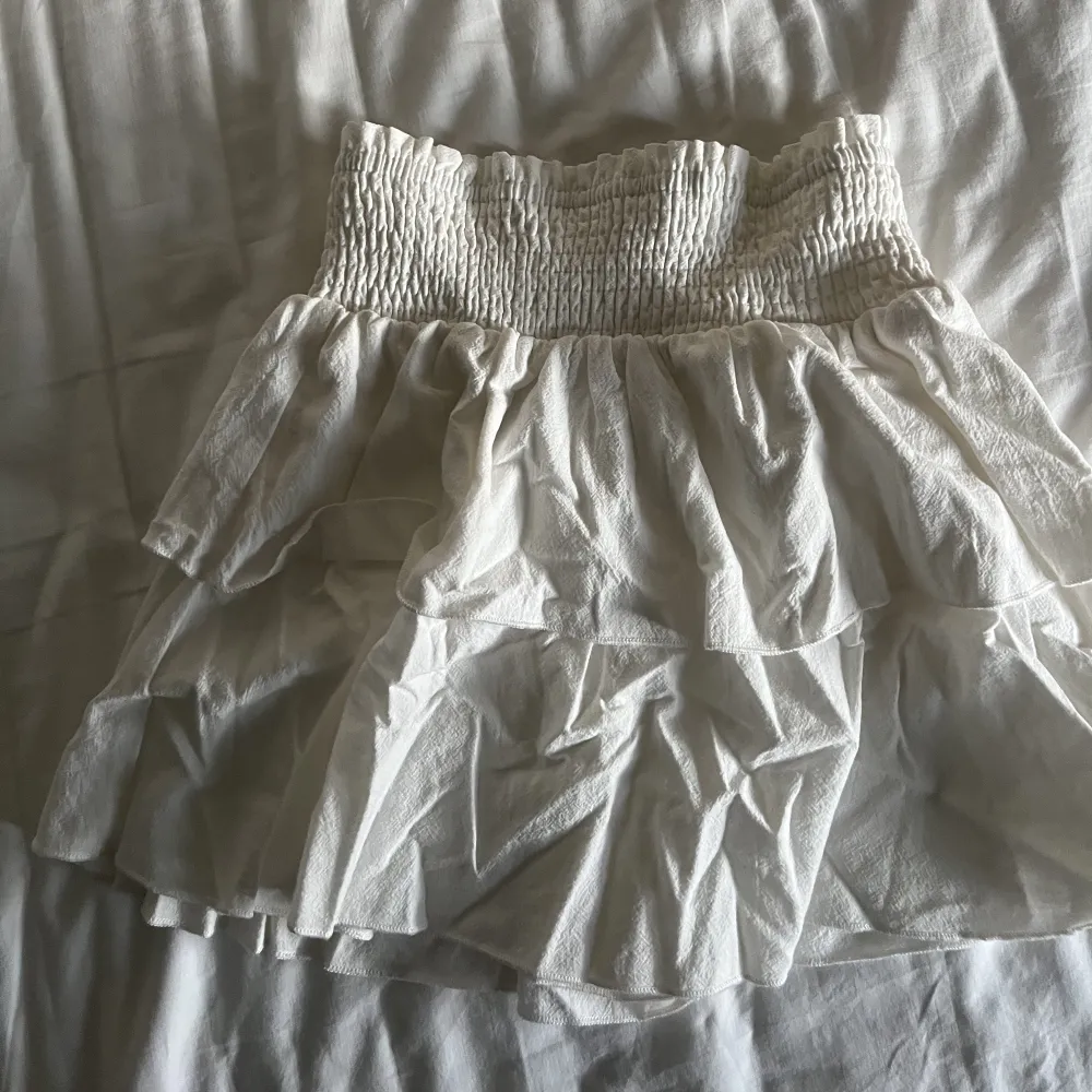 Säljer denna kjolen jag köpt från shein för 130kr. Inget fel på den men den kommer tyvärr inte till användning. . Kjolar.