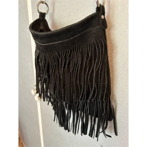 Axelremsväska med fransar  - Axelremsväska med fransar i bra skick Justerbart band