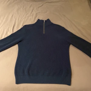 Blå halfzip - Stickad halfzip från Zara. Storlek M i 10/10 skick. Köpare står för frakt!