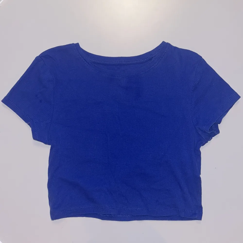 Varsamt använd t-shirt  Str M men sitter mer som en S Lite Cropped 20+frakt Från New Yorker Nypris 80 kr. T-shirts.