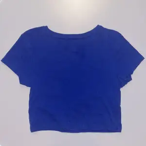 Varsamt använd t-shirt  Str M men sitter mer som en S Lite Cropped 20+frakt Från New Yorker Nypris 80 kr