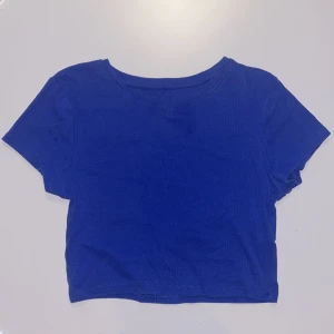 Blå cropped T-shirt  - Varsamt använd t-shirt  Str M men sitter mer som en S Lite Cropped 20+frakt Från New Yorker Nypris 80 kr