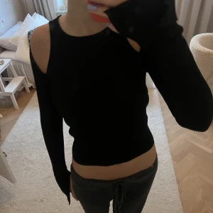Top med utskärda axlar - Super cool top, slutsåld!