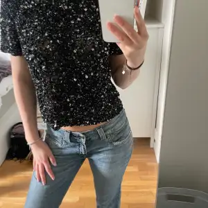 T-shirt med Paljettutsmyckning från ASOS i storlek 36 