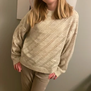 Mango tröja  - Stickad mysigt tröja från mango tyvärr Förstor för mig🥲