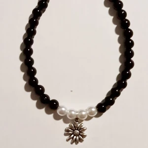 Armband med svarta/vita pärlor  - Vackert armband med svarta och vita pärlor 