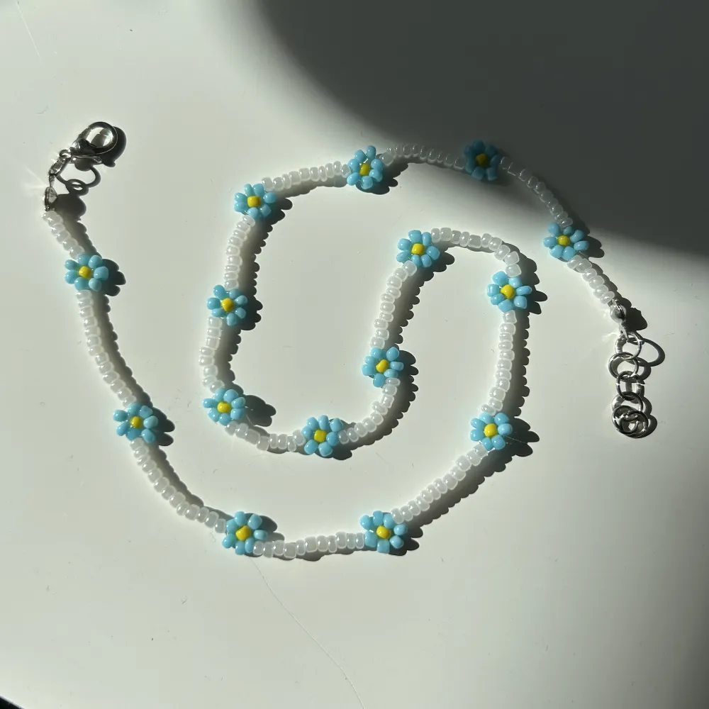 Jätte söt pärlhalsband med blå blommor på för 55kr ink frakt ❤️. Accessoarer.