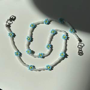 Jätte söt pärlhalsband med blå blommor på för 55kr ink frakt ❤️