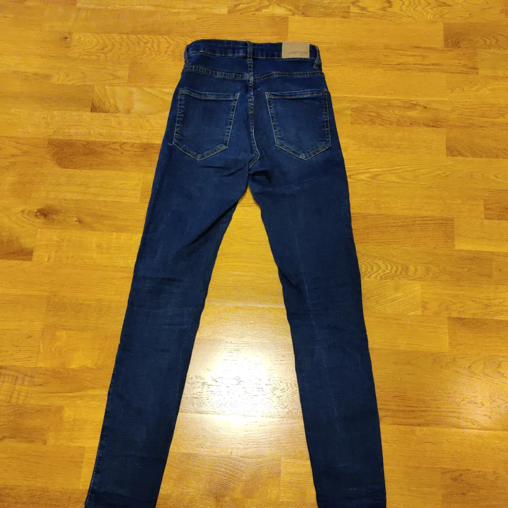 Köpt från Gina Tricot, Molly jeans I nyskick, använd fåtal gånger, inga defekter  Djurfritt Rökfritt hem  Hämtas i Åkarp eller skickas via post  Köparen betalar fraktkostnad samt varan i förväg. Jeans & Byxor.