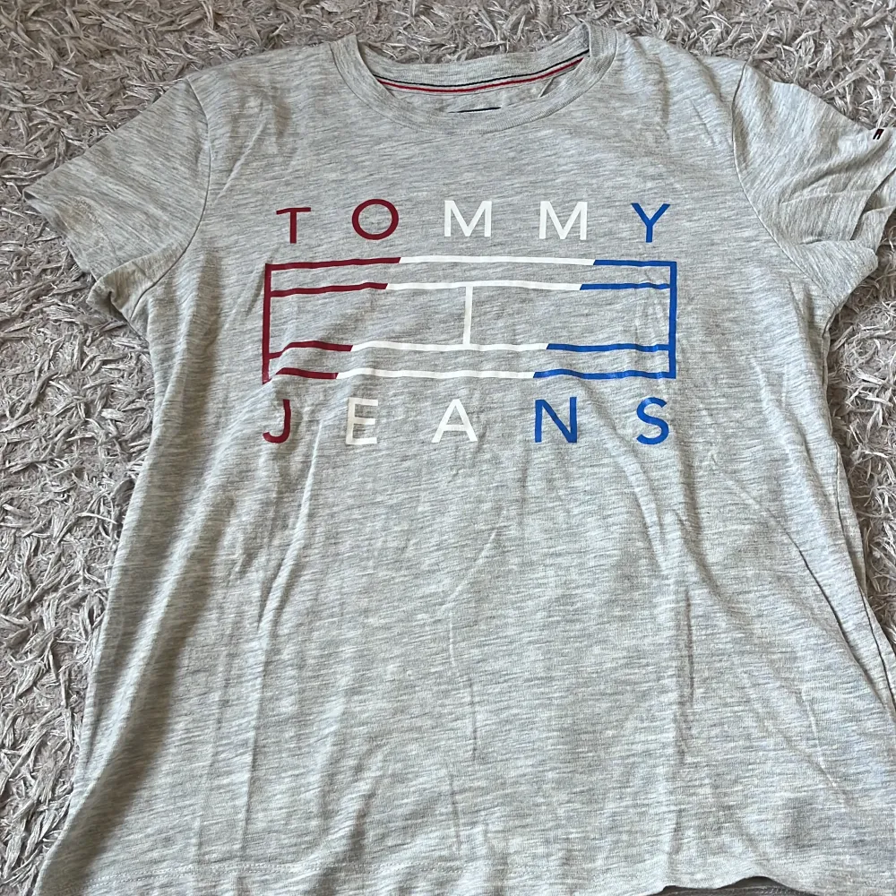 En helt ny Tommy hilfiger t-shirt säljer på grund av att jag köpte fel storlek. T-shirts.