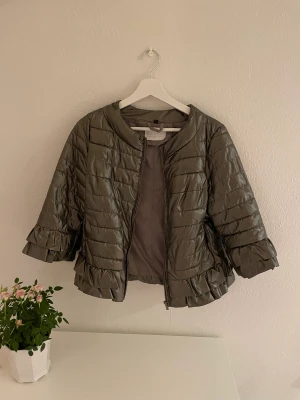 Trekvartsärmad jacka  - Jättesnygg trekvärtsärmad jacka, storlek M men skulle säga xs/s💗 knappt använd 