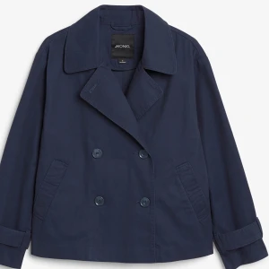 Kort trenchcoat - Jättefin marinblå kort trenchcoat slut i storlek, aldrig använd lapparna är kvar. Skriv privat för frågor😊