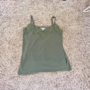 Linne med spets - Super fint grönt linne med spets💚 Super bra skick😍