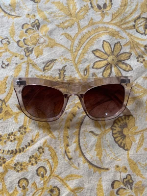 Solglasögon  - Jättefina rosa solglasögon i en fin och cool modell! Endast använda ett fåtal gånger, i fint skick!