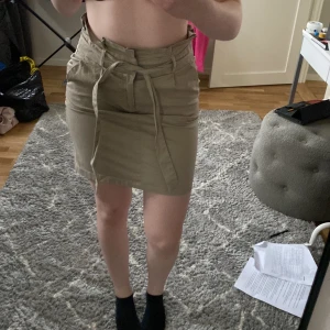 Kjol - En beige kjol som passar till lite allt möjligt😋skriv för mer info❤️👍🏻