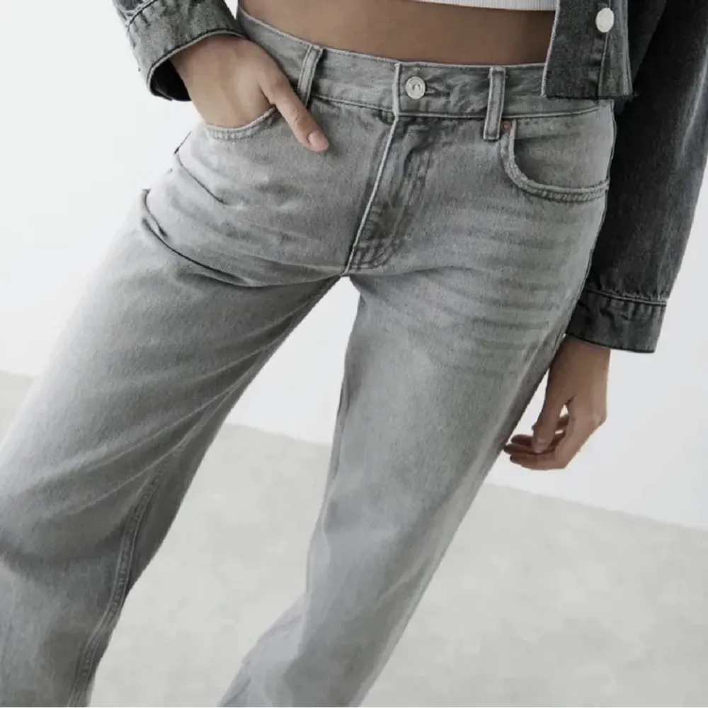 Fina jeans från gina! Lågmidiade och straight. Nypris 500❤️ (köpare står för frakt). Jeans & Byxor.