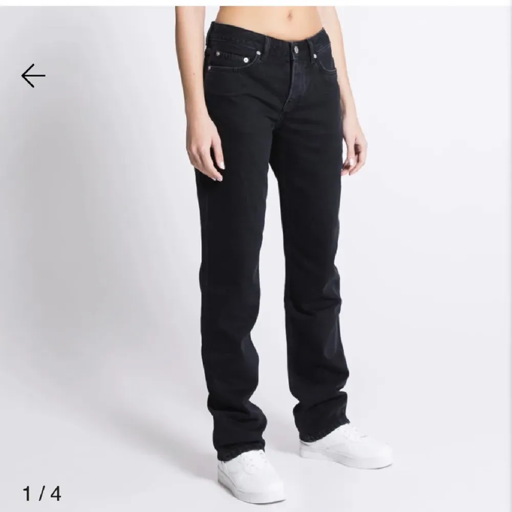 Säljer mina eftertraktade icon jeans från lager 157. Köpta i fel storlek och tappat bort kvittot så de går ej att lämna tillbaka. Pris går att diskuteras och jag kan mötas upp 💕. Jeans & Byxor.