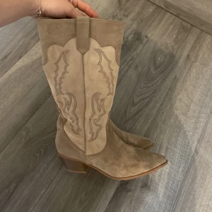 Cowboy boots - Super fina beiga cowboy boots. Aldrig använda. Storlek 38-39. 380kr. Skriv innan ni trycker på köp nu!!