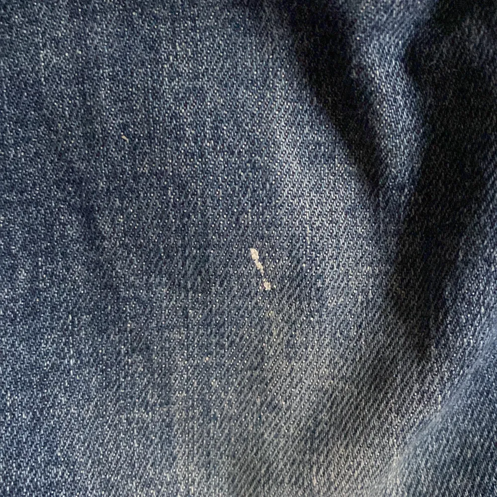 Säljer mina favorit jeans då dem tyvärr har blivit för små. Köpta secondhand och har haft en liten vit fläck på vänstra benet sen jag köpte dem, tror det är färg. Skiv privat om du har frågor❤️. Jeans & Byxor.
