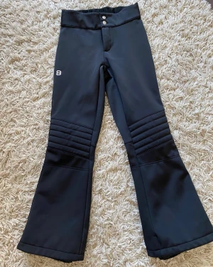 Skidbyxor i nyskick! - Snygga skidbyxor från 8848.  Nätt och rejäl kvalitet samt förstärkta knän.  Använda men fortfarande i superbra skick!  Storlek 160 barn men passar även damstorlek  Mått: Omkrets midja: ca 64cm Omkrets lår: ca 40-44cm Byxans längd: ca 96cm