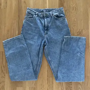 Highwaisted jeans från Monki! Står att de ska vara balloon leg, modellen heter ”taiki”, perfekt längd för mig som är 166. skriv för mått 💓 Kolla gärna min profil för mer 💓