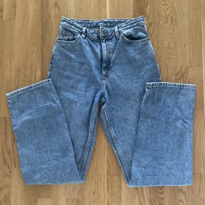 Jeans - Highwaisted jeans från Monki! Står att de ska vara balloon leg, modellen heter ”taiki”, perfekt längd för mig som är 166. skriv för mått 💓 Kolla gärna min profil för mer 💓