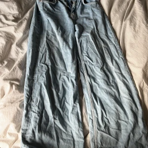 Weekday jeans - Weekday jeans i modellen Ace. Köptes för 500 kr. Ett par wide leg jeans med hög midja.