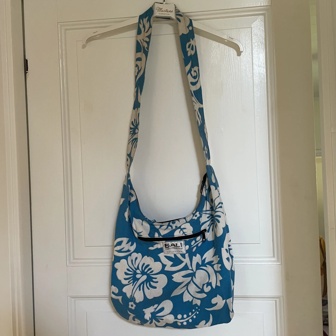 Blå/vit mönstrad axelremsväska 