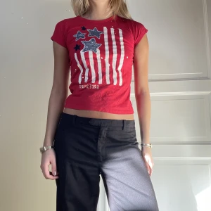 Röd T-shirt med tryck - Röd t-shirt med tryck, från oshkosh girl stl xs