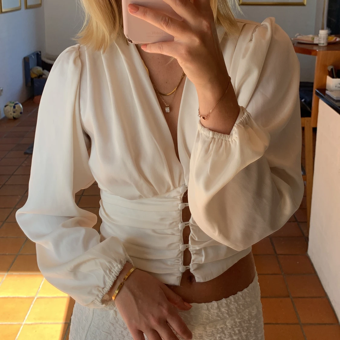 Vit blus med knappar