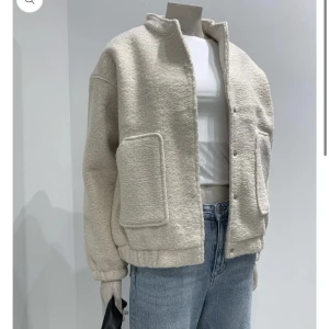Bomber jacka  - Jätte fin jacka perfekt till hösten helt oanvänd , storlek L men passar mer som en M , skriv för fler bilder 💕