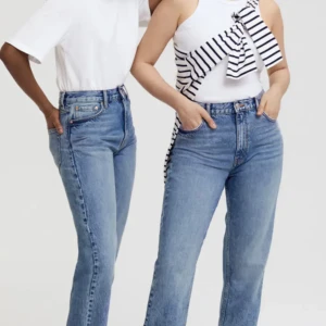 Blå jeans  - Blå jeans ifrån Gina i storlek 32, skulle däremot säga att de passar en 34 oxå. 