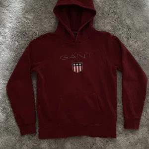 Gant Hoodie - Röd Gant Hoodie som använts ett få par gånger.