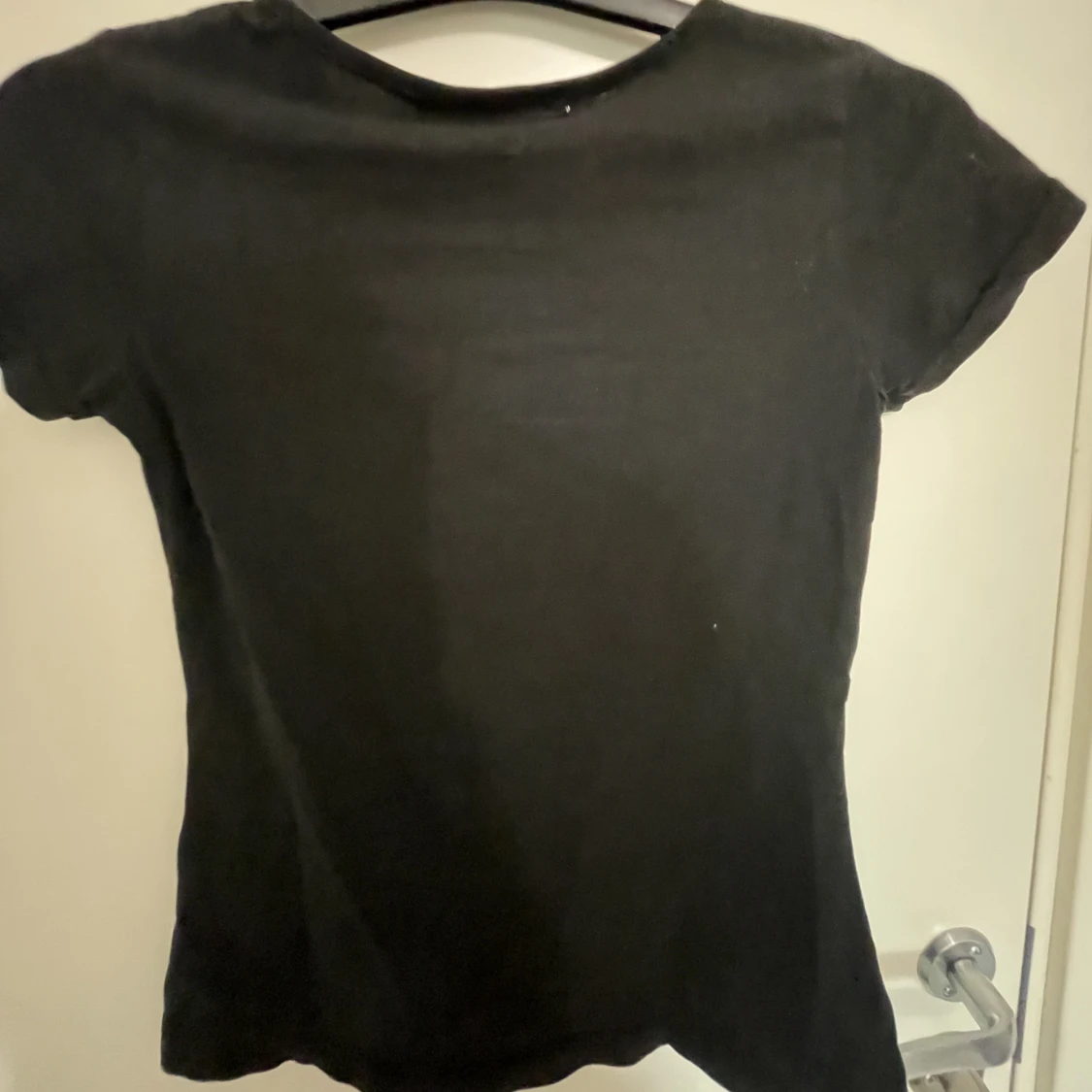 En svart basic t-shirt - 90