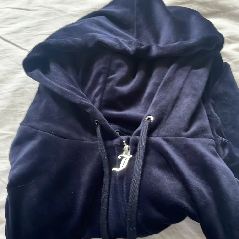 Här är min juicy tröja eller zip, säljer då den inte passar! Köptes för 1200kr säljer för 650kr!. Hoodies.