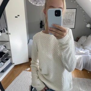 Stickad tunn tröja  - En snygg tunn tröja med fint mönster. Perfekt till ett par jeans 