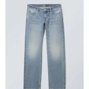 Säljer dessa lågmidjade jeansen från weekday i storlek 25/34, de är även i nyskick 💗Moddellen på jeansen är Arrow Low waist straight jeans, jag säljer dem då de inte kommer till användning längre 💗Orginalpriset på jeansen är 590kr