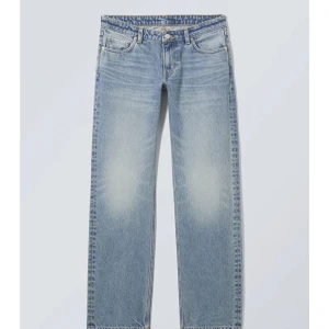 Low waist jeans från Weekday 💗 - Säljer dessa lågmidjade jeansen från weekday i storlek 25/34, de är även i nyskick 💗Moddellen på jeansen är Arrow Low waist straight jeans, jag säljer dem då de inte kommer till användning längre 💗Orginalpriset på jeansen är 590kr