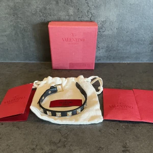 Valentino armband  - Säljer detta sjukt snygga armband! Skick 8/10. Äkthetsbevis, extra nitar och dustbag medföljer. Hör av er för fler bilder eller frågor