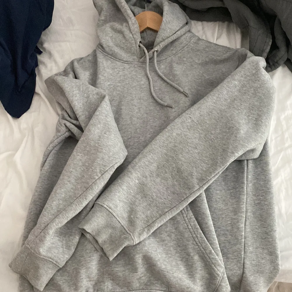 Säljer denna jätte fina hoodie då den inte kommer till användning, använd ca 1 gång ute💞säljer för 700 nypris 1500 ungefär i strlk S. Tröjor & Koftor.