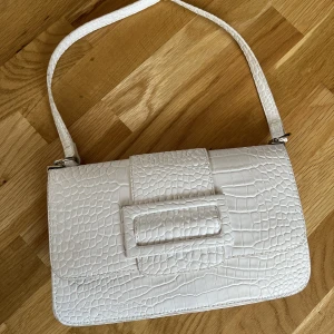 Vit handväska från Nelly  - Vit handväska från Nelly i mycket fint skick 