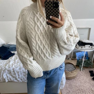 Stickad tröja - Så mysigt stickad tröja som passar perfekt till hösten 🌧️💕🧺 Jätteskön och mysig, i bra skick 💘💘passar alla från xs-m beroende på hur man vill att den ska sitta 💕 Frakten kostar 85kr, meddela mig för fler frågor 💘💘