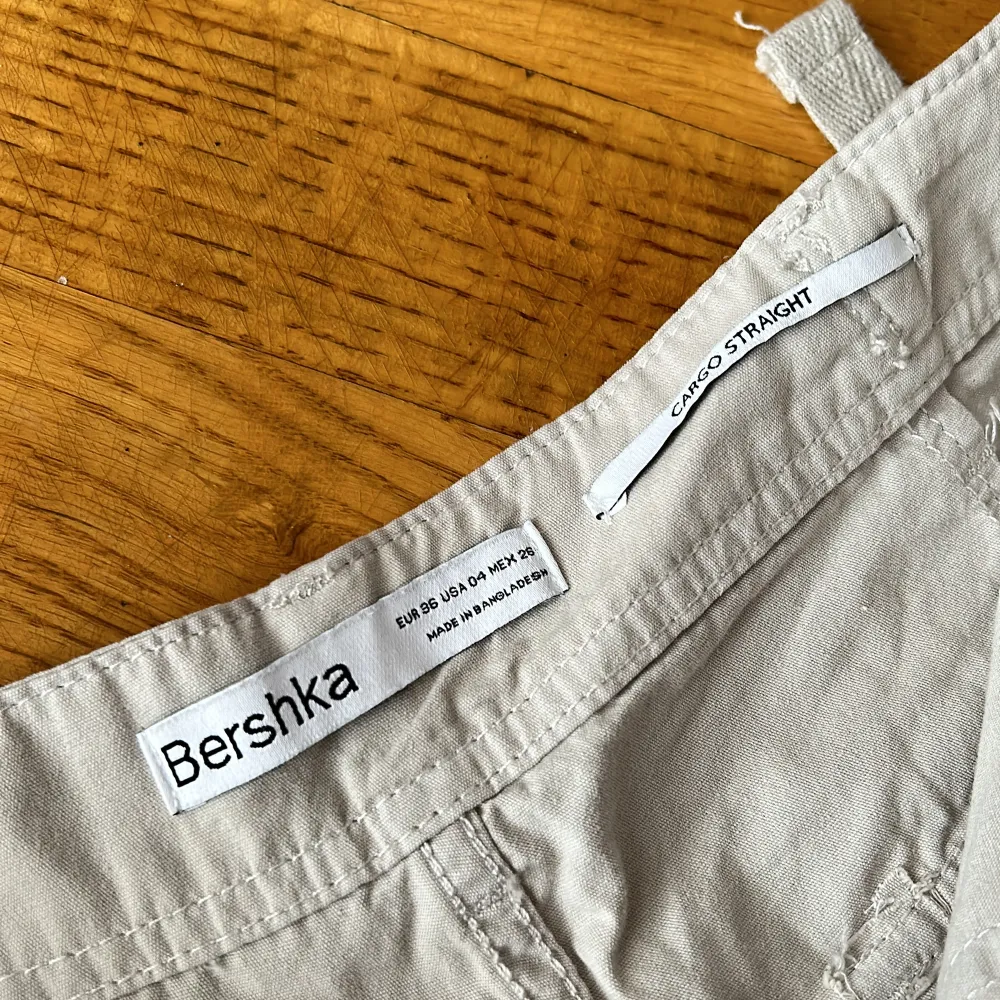 Cargopants från Bershka aldrig använda. Vid intresse kan fler bilder privat skickas.  Original pris : 379 kr. Jeans & Byxor.